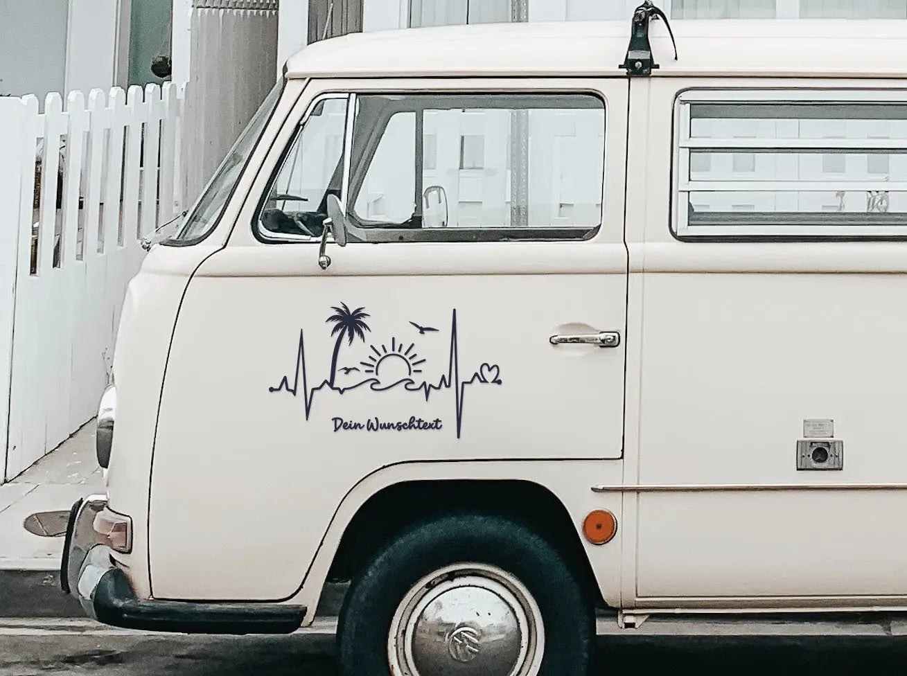 Herzschlag Palmen & Sonne Aufkleber – Personalisiert mit Wunschtext | Camper Van, Auto & Laptop Sticker | Sommer EKG Design Prakto