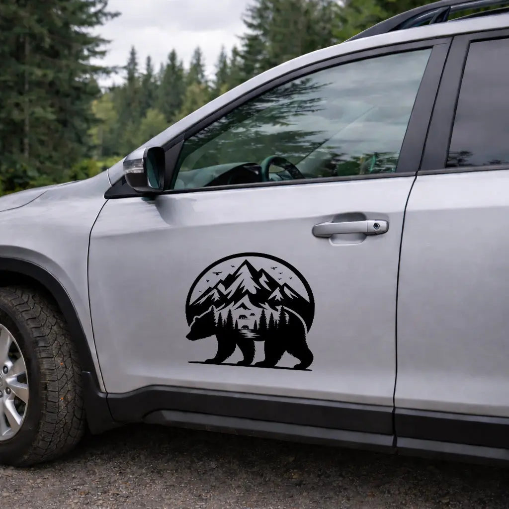 Autoaufkleber Bär mit Bergmotiv – Fahrzeugfolie für Camper, Van & SUV (Links / Rechts) Prakto
