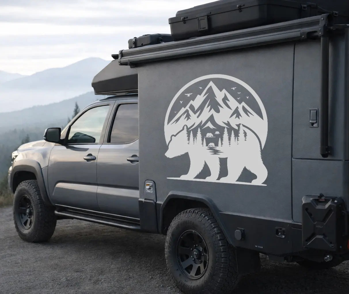 Autoaufkleber Bär mit Bergmotiv – Fahrzeugfolie für Camper, Van & SUV (Links / Rechts) Prakto
