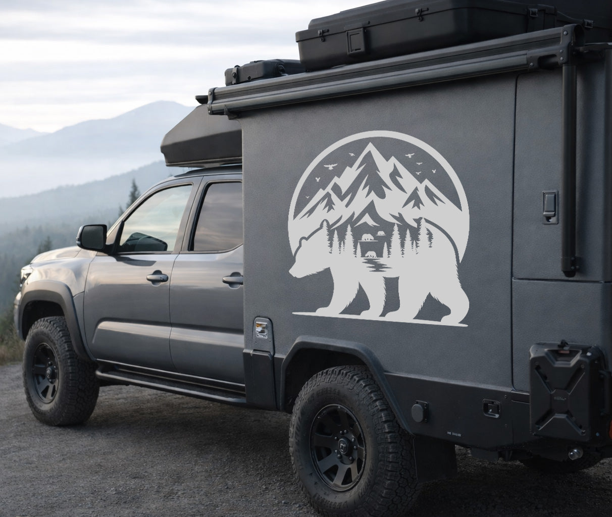 Autoaufkleber Bär mit Bergmotiv – Fahrzeugfolie für Camper, Van & SUV (Links / Rechts)