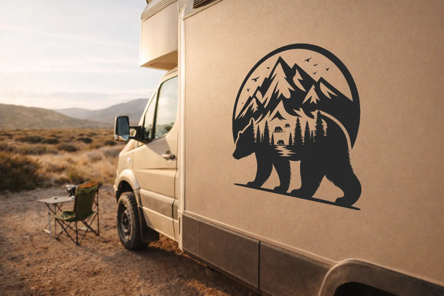 Autoaufkleber Bär mit Bergmotiv – Fahrzeugfolie für Camper, Van & SUV (Links / Rechts) Prakto