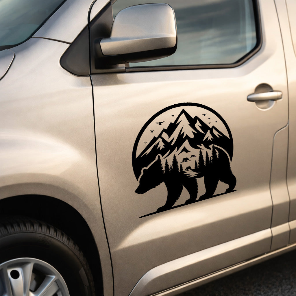 Autoaufkleber Bär mit Bergmotiv – Fahrzeugfolie für Camper, Van & SUV (Links / Rechts)