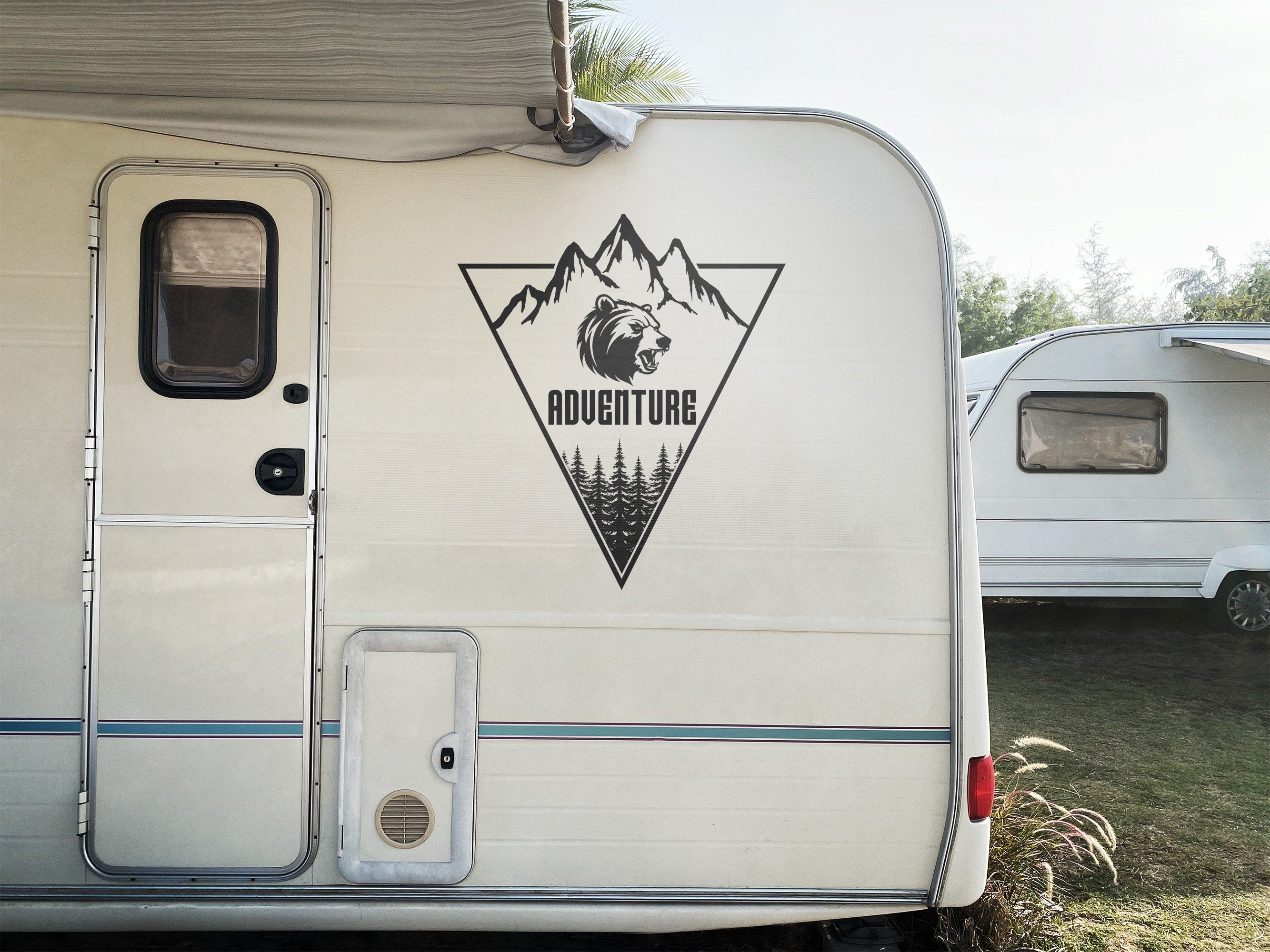 Adventure Autoaufkleber Bär Berge Wald – Camper Van & Wohnmobil Sticker – Outdoor Vinyl – Personalisiert