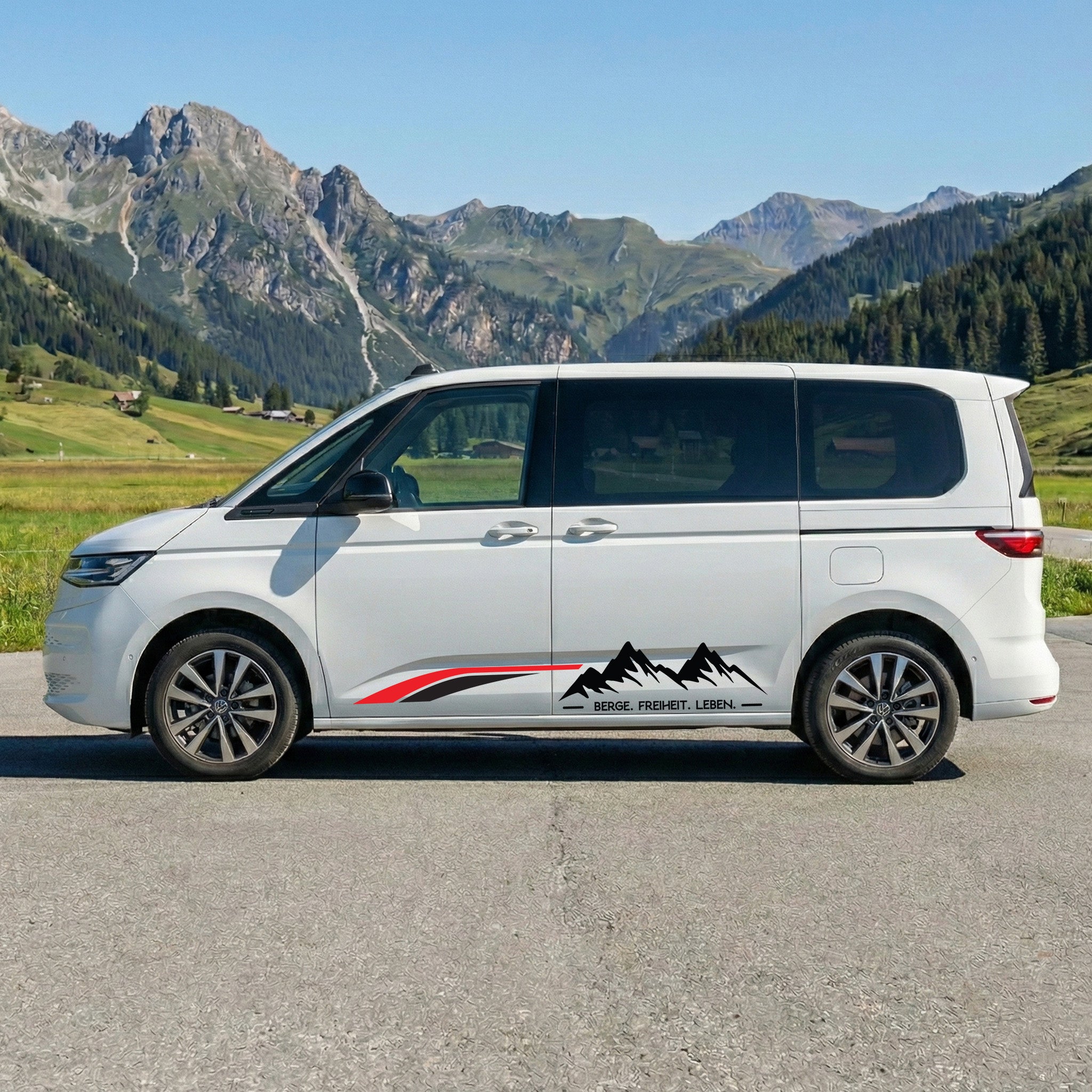 VW T7 Multivan Camper Aufkleber „Berge. Freiheit. Leben.“ – Seitenstreifen Vanlife Auto Sticker personalisiert