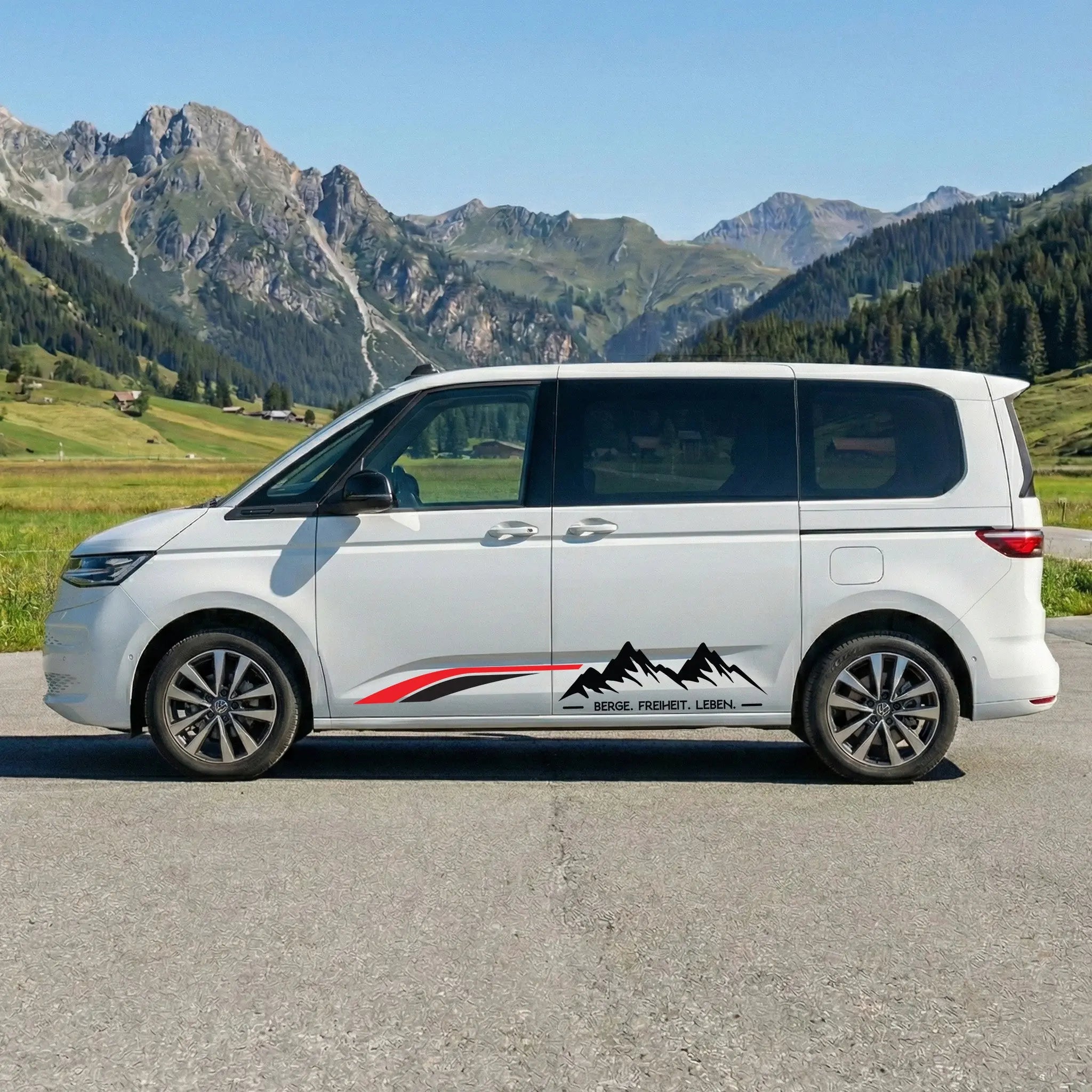 VW T7 Multivan Camper Aufkleber „Berge. Freiheit. Leben.“ – Seitenstreifen Vanlife Auto Sticker personalisiert Prakto