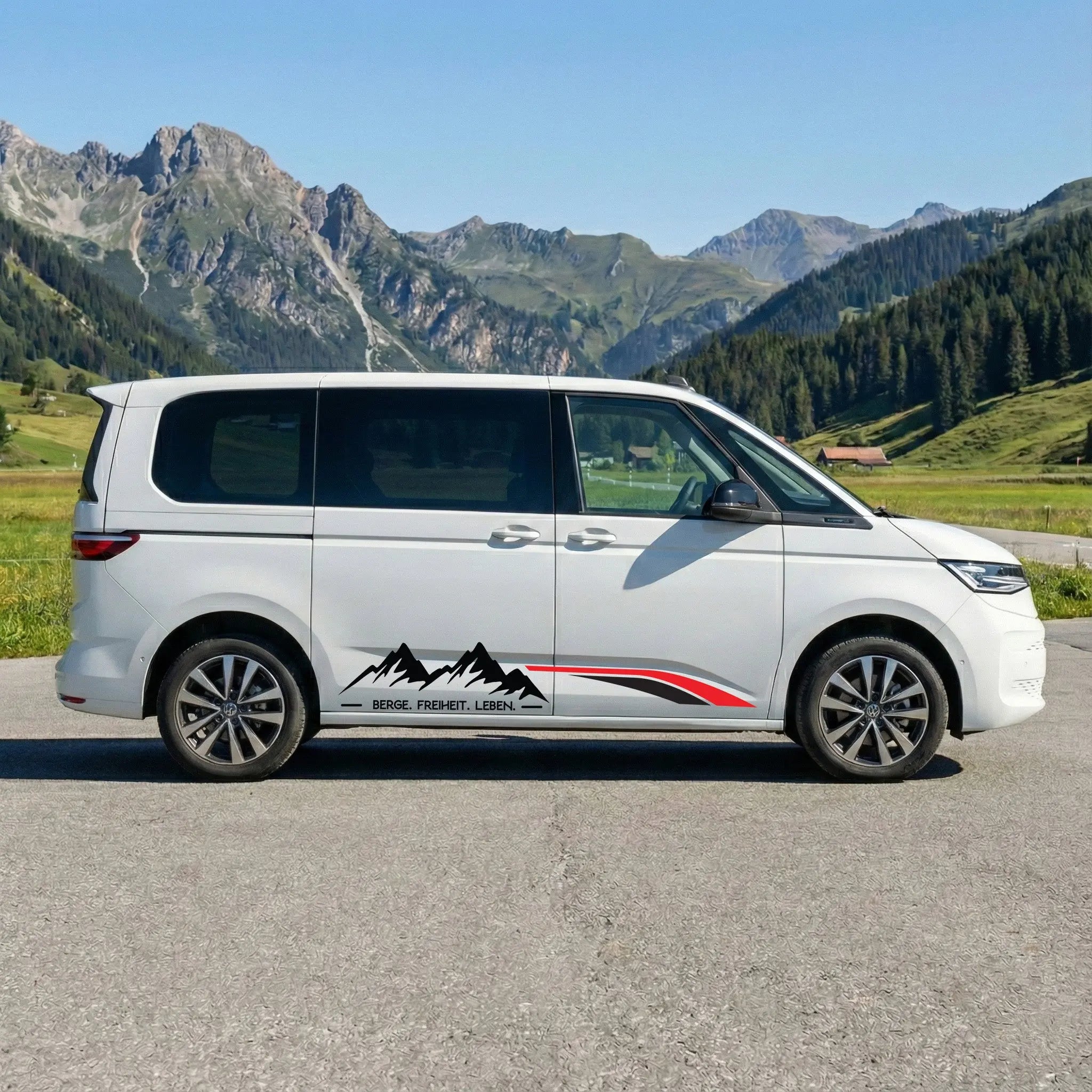 VW T7 Multivan Camper Aufkleber „Berge. Freiheit. Leben.“ – Seitenstreifen Vanlife Auto Sticker personalisiert Prakto
