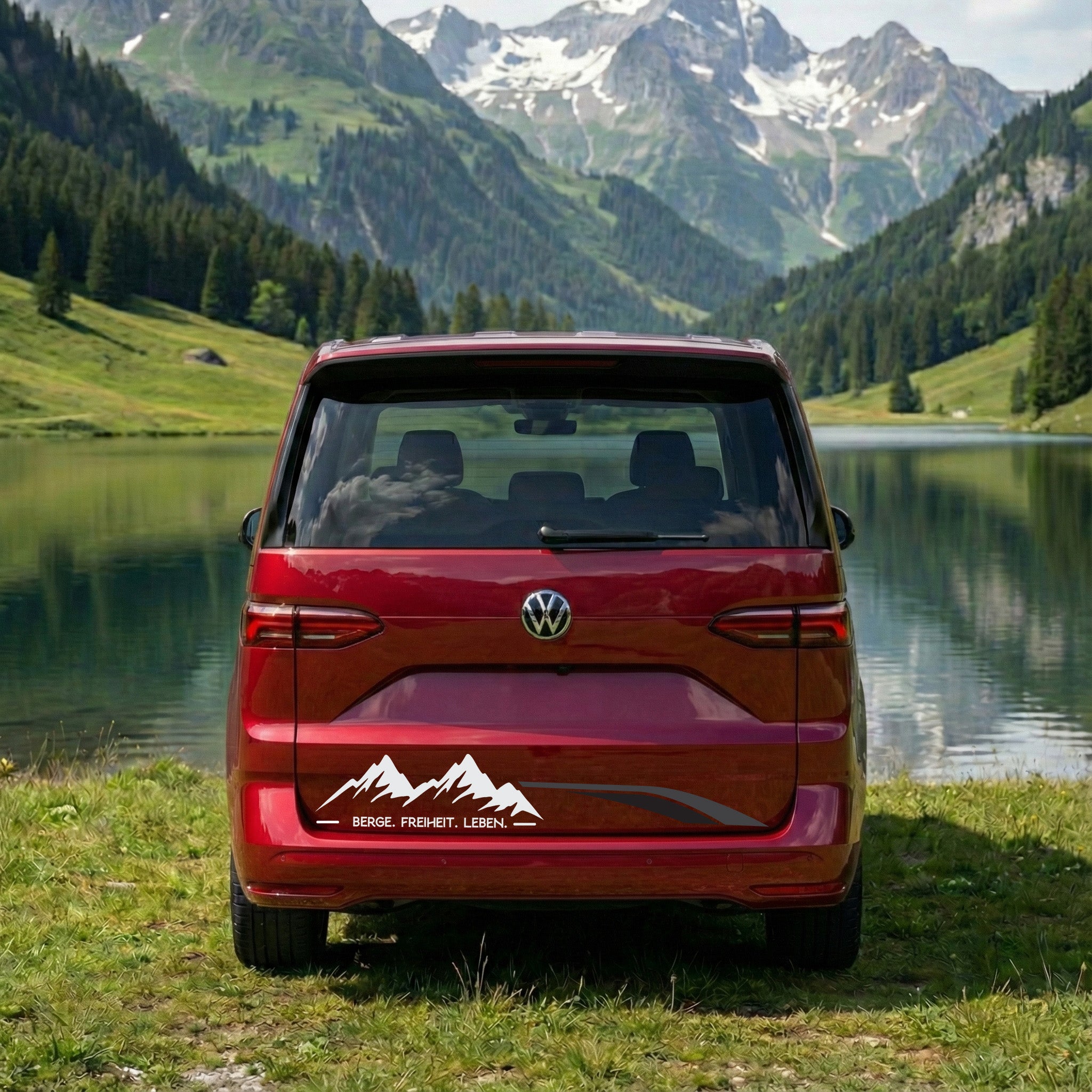 VW T7 Multivan Camper Aufkleber „Berge. Freiheit. Leben.“ – Seitenstreifen Vanlife Auto Sticker personalisiert