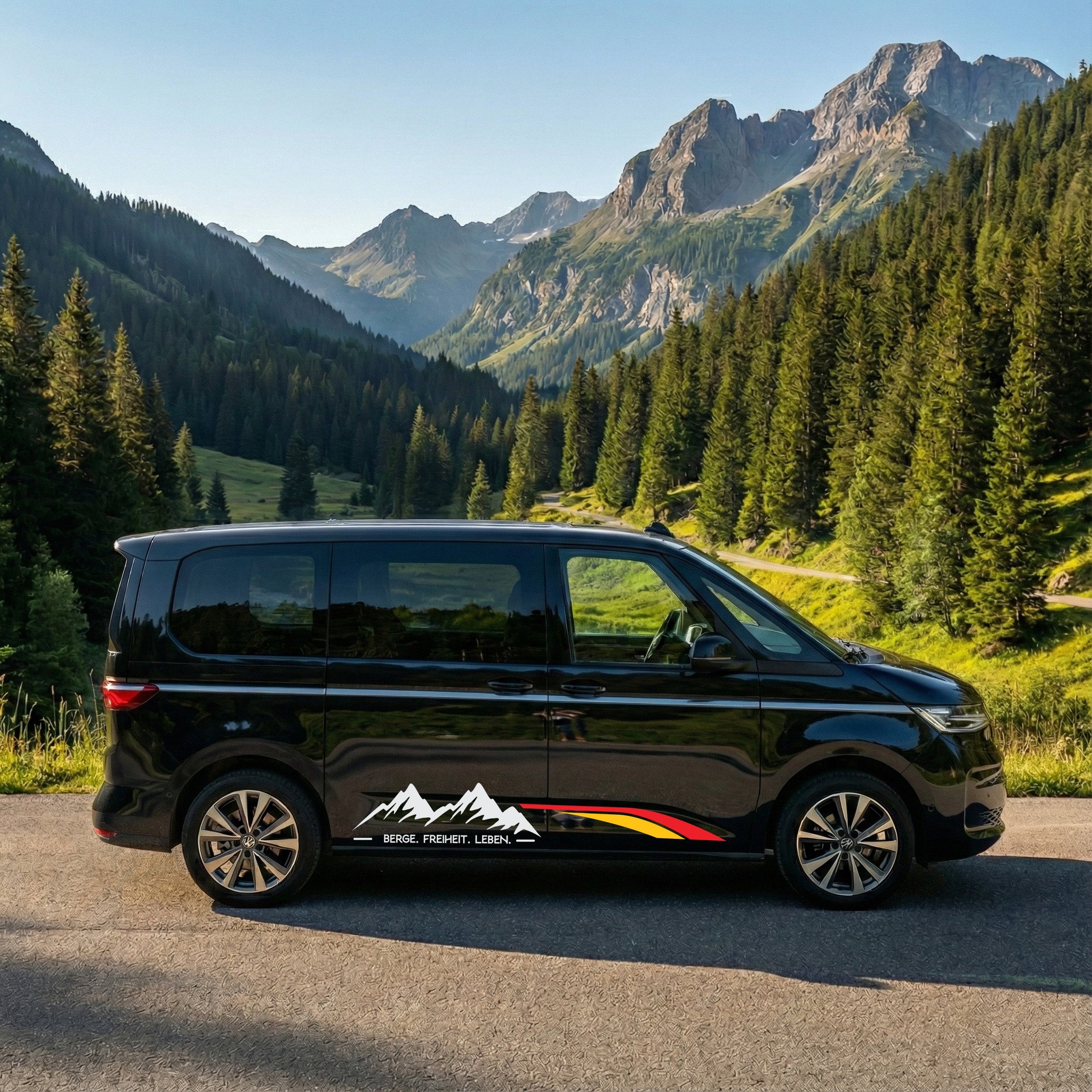 VW T7 Multivan Camper Aufkleber „Berge. Freiheit. Leben.“ – Seitenstreifen Vanlife Auto Sticker personalisiert