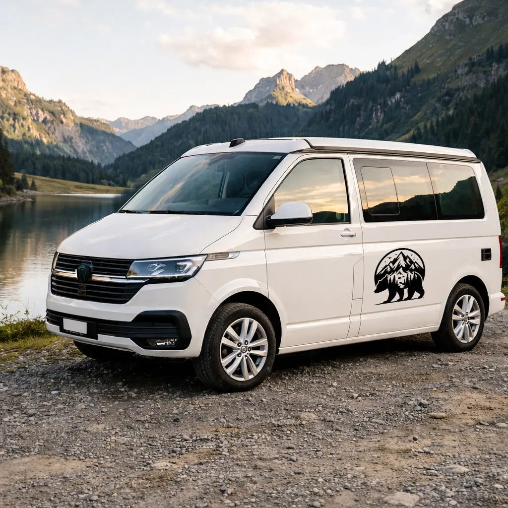 Autoaufkleber Bär mit Bergmotiv – Fahrzeugfolie für Camper, Van & SUV (Links / Rechts) Prakto