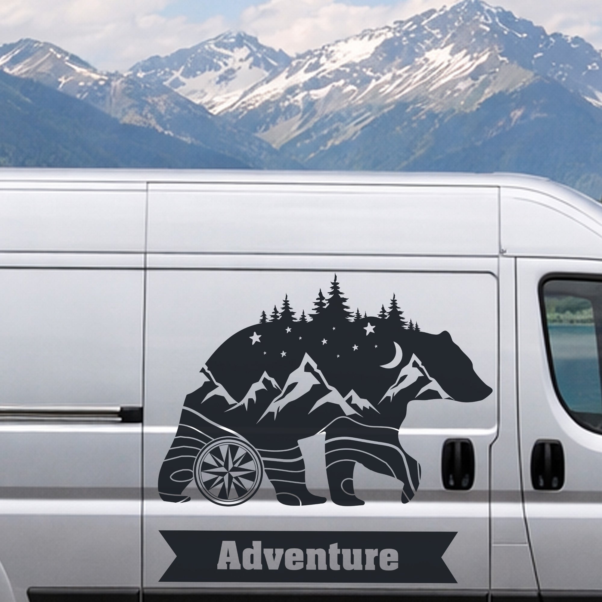 Outdoor Autoaufkleber mit Bär-, Berg- und Waldmotiv inklusive personalisierbarem Bannertext – ideal für Camper, Vans und Wohnmobile.