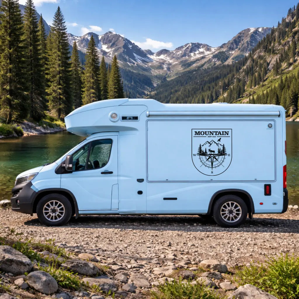 Vanlife Autoaufkleber Mountain Kompass & Hirsch – Personalisiert prakto