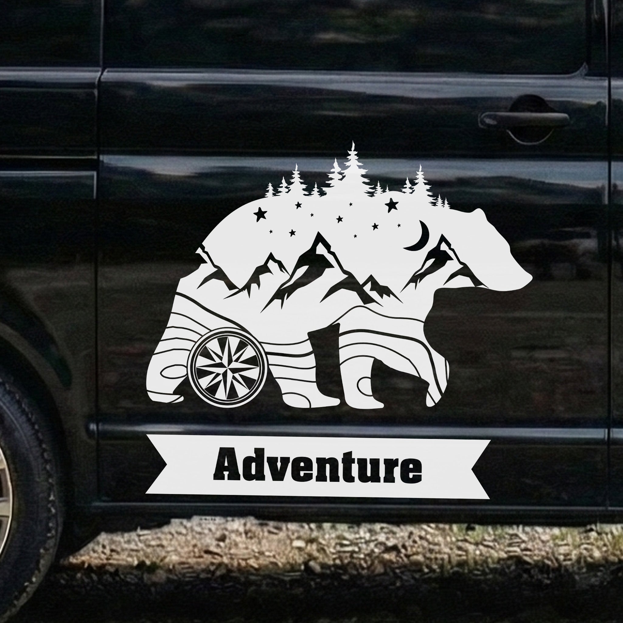Outdoor Autoaufkleber mit Bär-, Berg- und Waldmotiv inklusive personalisierbarem Bannertext – ideal für Camper, Vans und Wohnmobile.