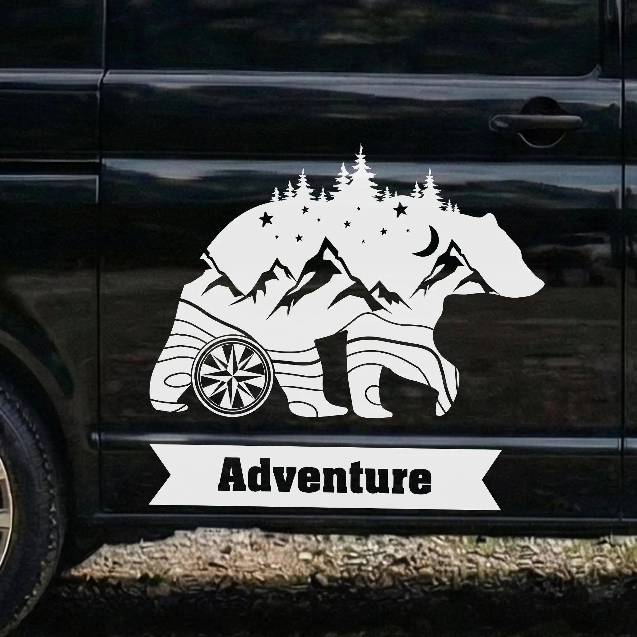 Outdoor Autoaufkleber mit Bär-, Berg- und Waldmotiv inklusive personalisierbarem Bannertext – ideal für Camper, Vans und Wohnmobile. Prakto