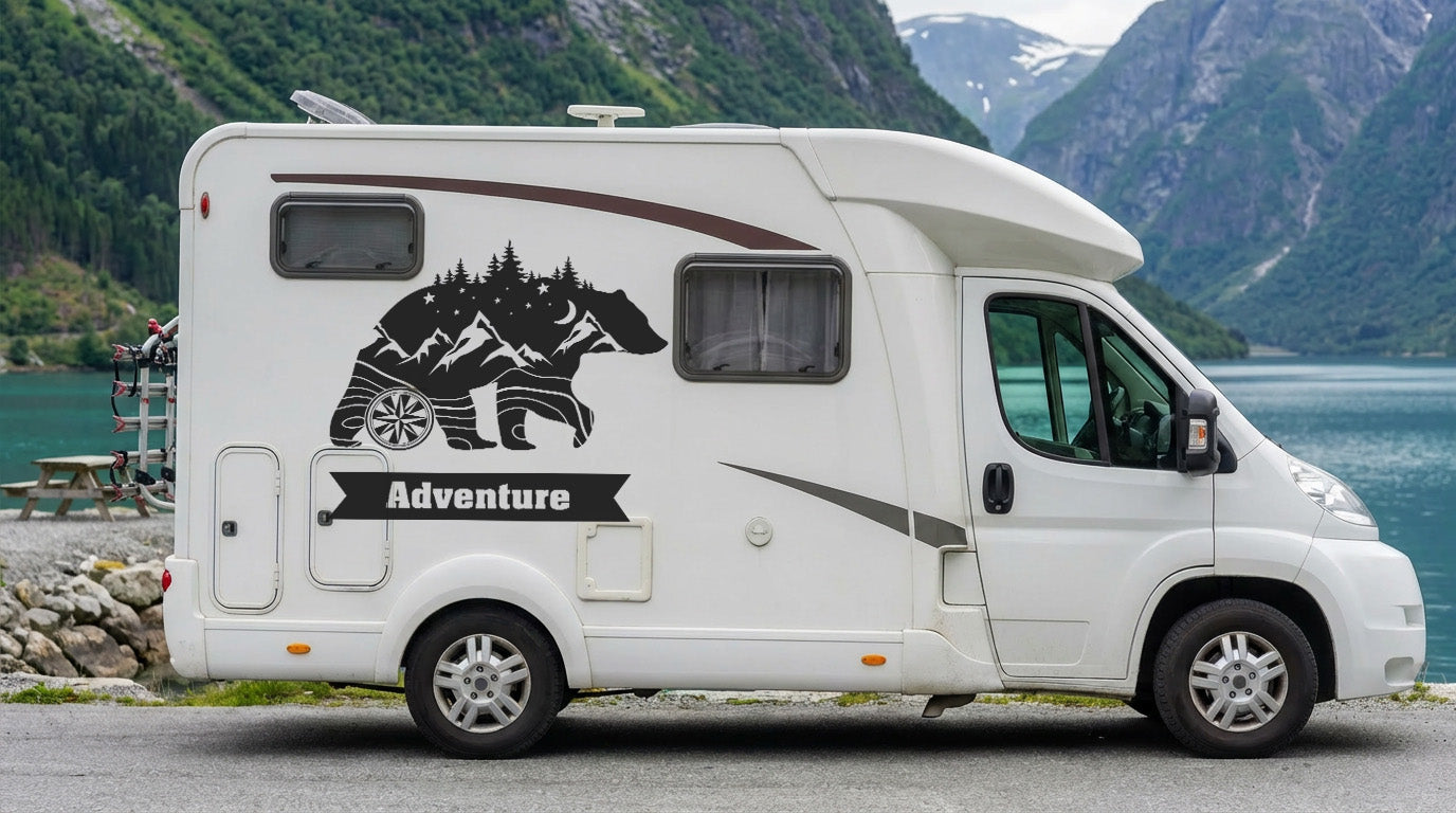 Outdoor Autoaufkleber mit Bär-, Berg- und Waldmotiv inklusive personalisierbarem Bannertext – ideal für Camper, Vans und Wohnmobile.
