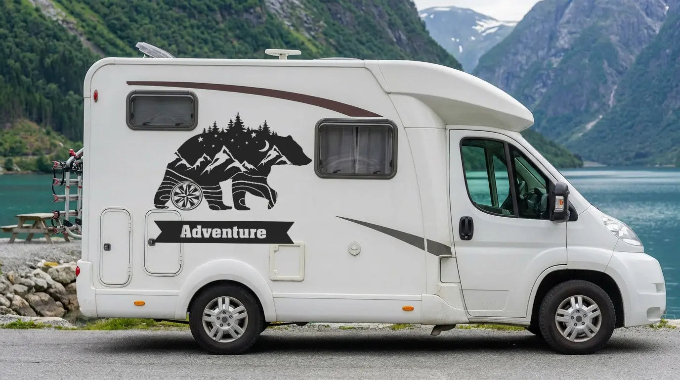 Outdoor Autoaufkleber mit Bär-, Berg- und Waldmotiv inklusive personalisierbarem Bannertext – ideal für Camper, Vans und Wohnmobile. Prakto