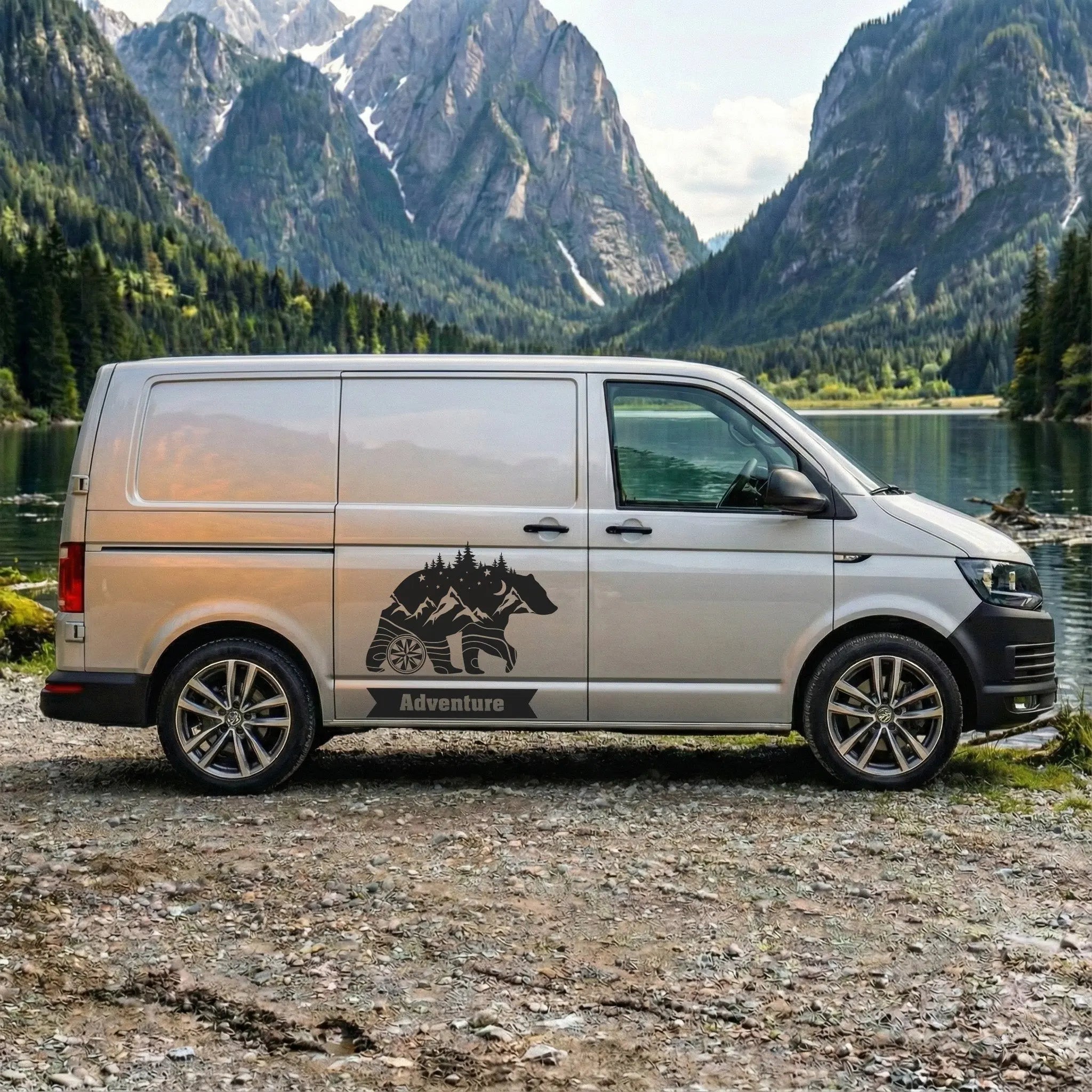 Outdoor Autoaufkleber mit Bär-, Berg- und Waldmotiv inklusive personalisierbarem Bannertext – ideal für Camper, Vans und Wohnmobile. Prakto