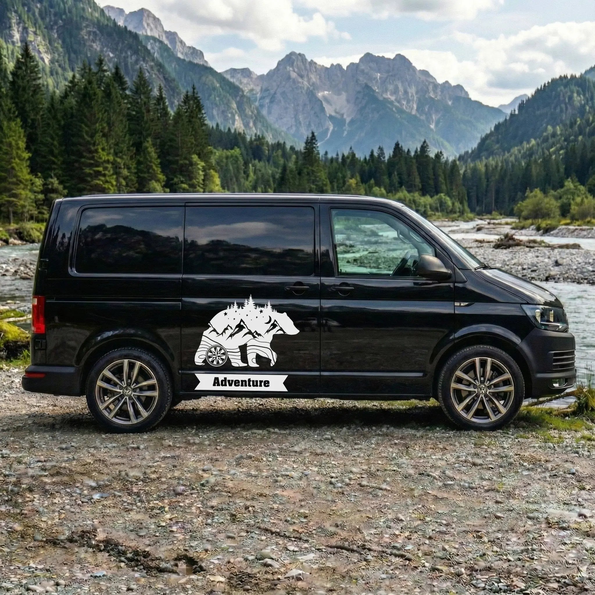 Outdoor Autoaufkleber mit Bär-, Berg- und Waldmotiv inklusive personalisierbarem Bannertext – ideal für Camper, Vans und Wohnmobile. Prakto