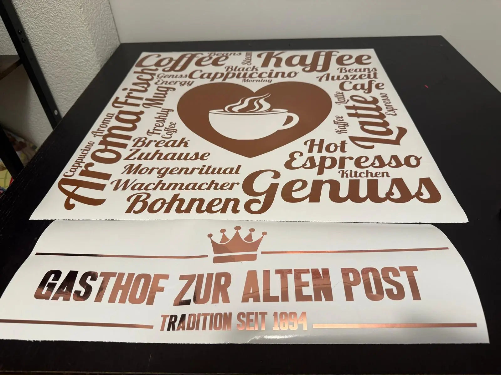 Kaffee Wandtattoo – Personalisiert mit Firmenname | Wandaufkleber für Café & Restaurant (2-farbig) Prakto