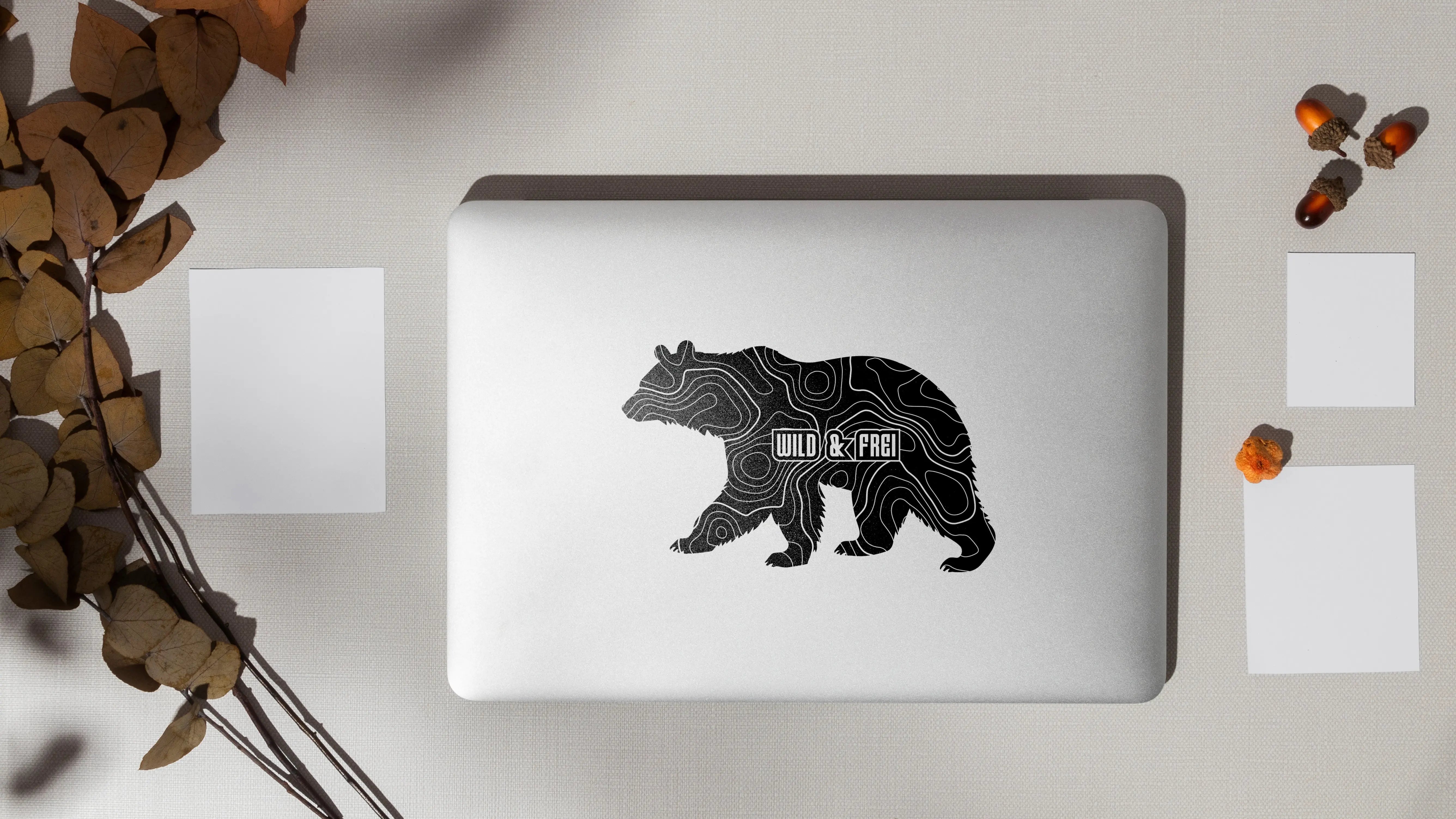 Wild & Frei Bär Autoaufkleber – Vanlife Camper Sticker mit topografischem Design – Outdoor Vinyl Prakto