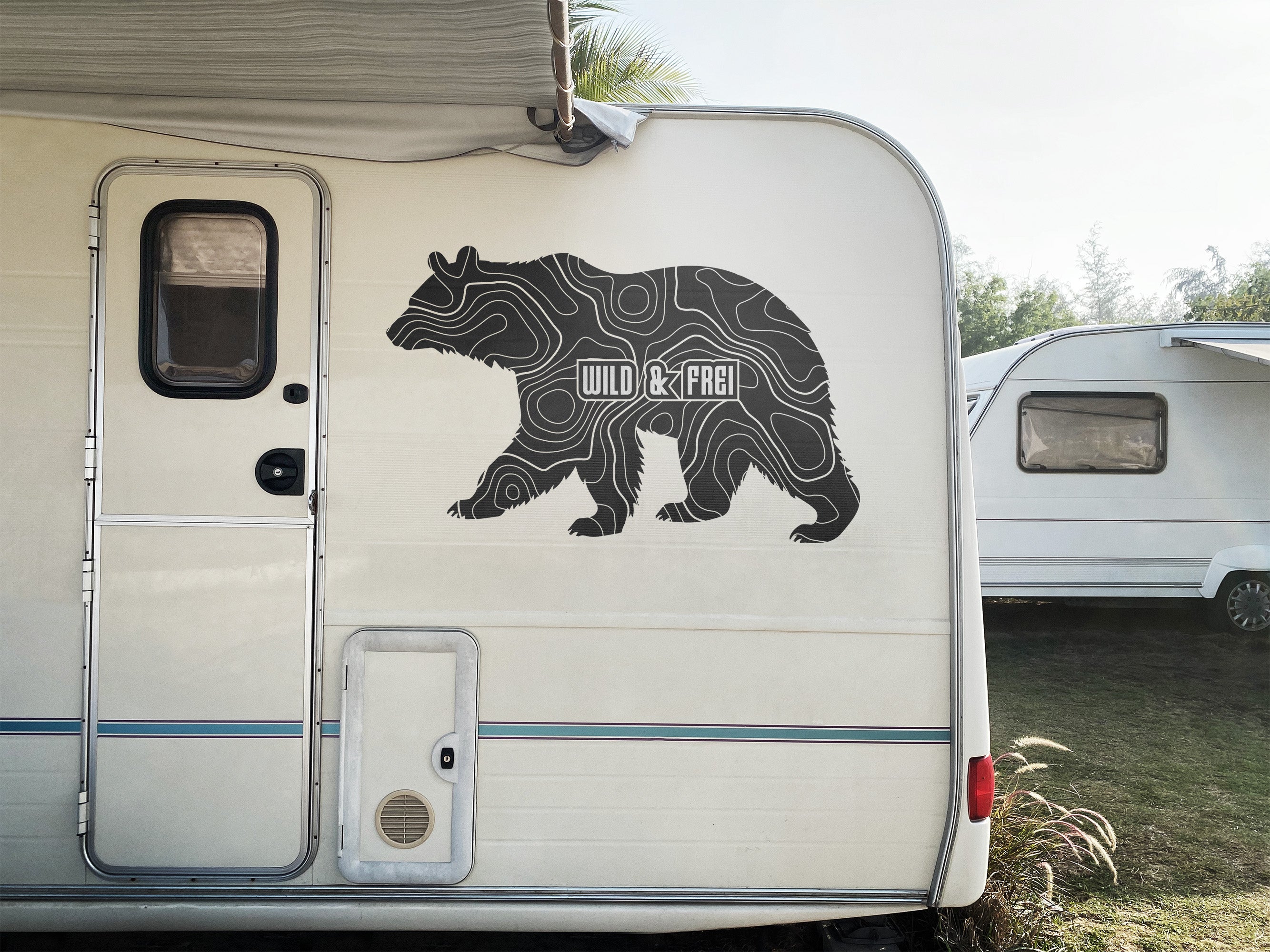 Wild & Frei Bär Autoaufkleber – Vanlife Camper Sticker mit topografischem Design – Outdoor Vinyl