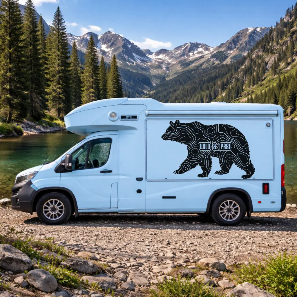 Wild & Frei Bär Autoaufkleber – Vanlife Camper Sticker mit topografischem Design – Outdoor Vinyl Prakto