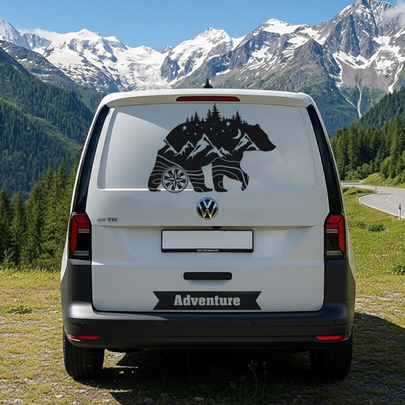 Outdoor Autoaufkleber mit Bär-, Berg- und Waldmotiv inklusive personalisierbarem Bannertext – ideal für Camper, Vans und Wohnmobile.