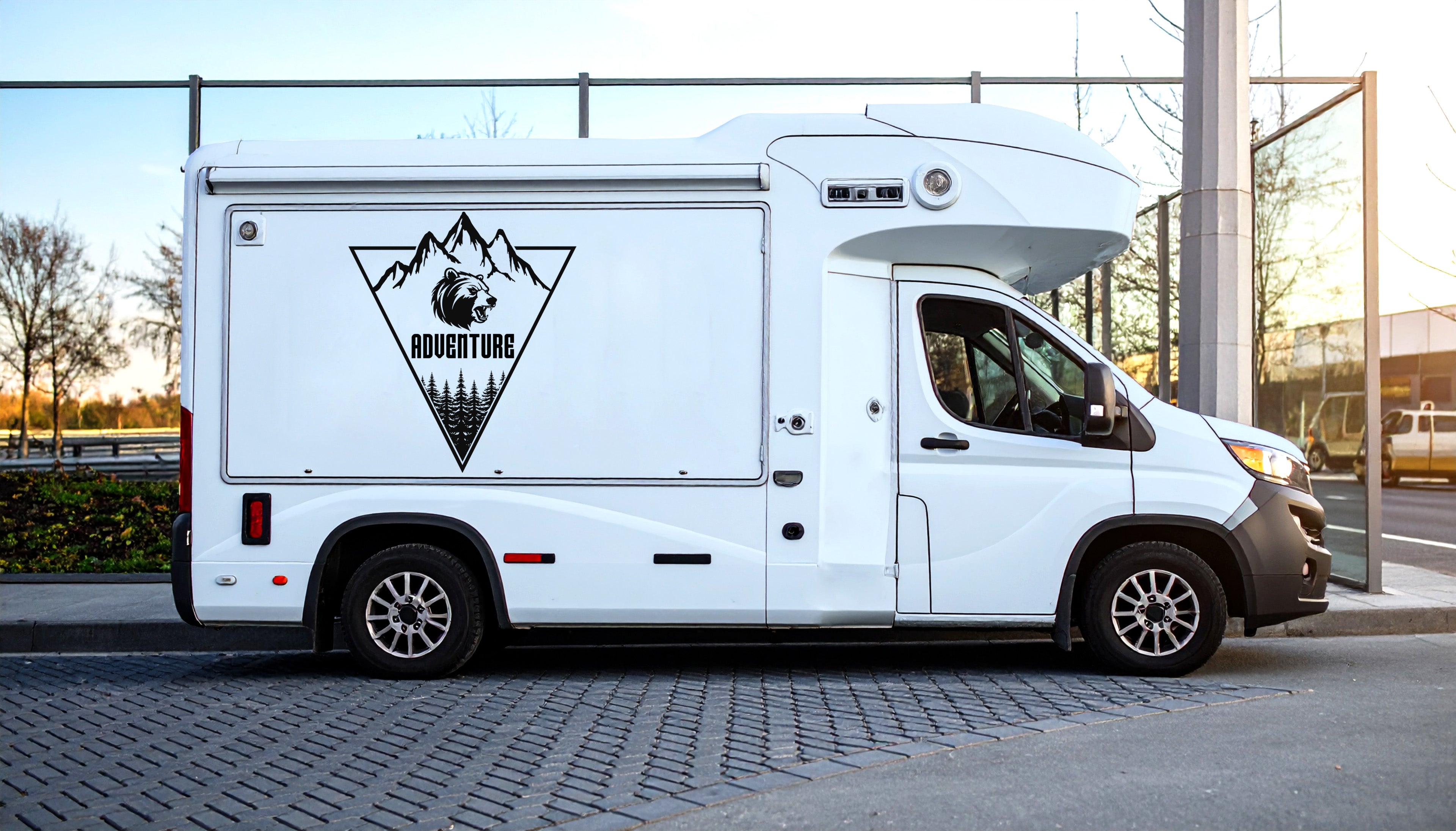 Adventure Autoaufkleber Bär Berge Wald – Camper Van & Wohnmobil Sticker – Outdoor Vinyl – Personalisiert