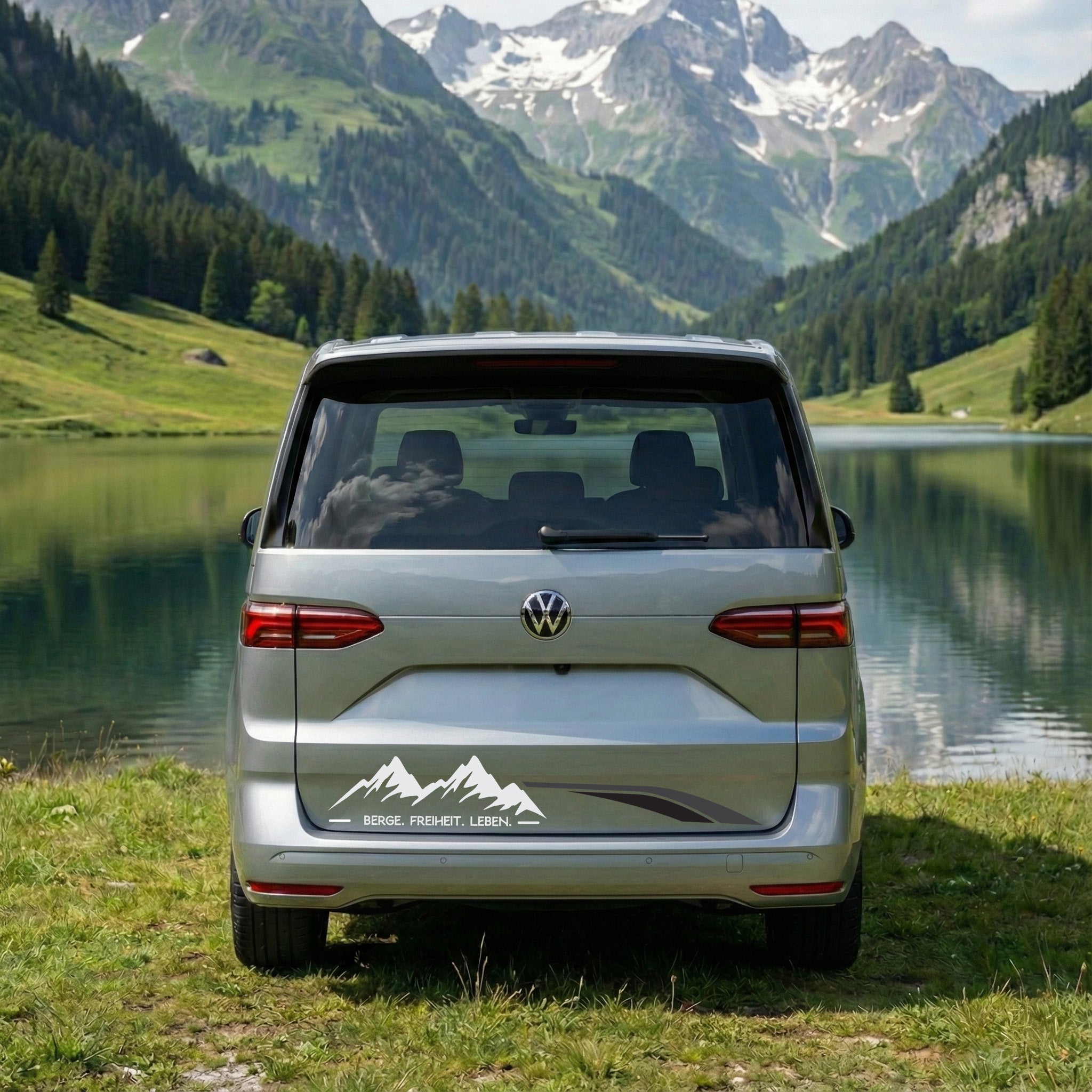 VW T7 Multivan Camper Aufkleber „Berge. Freiheit. Leben.“ – Seitenstreifen Vanlife Auto Sticker personalisiert