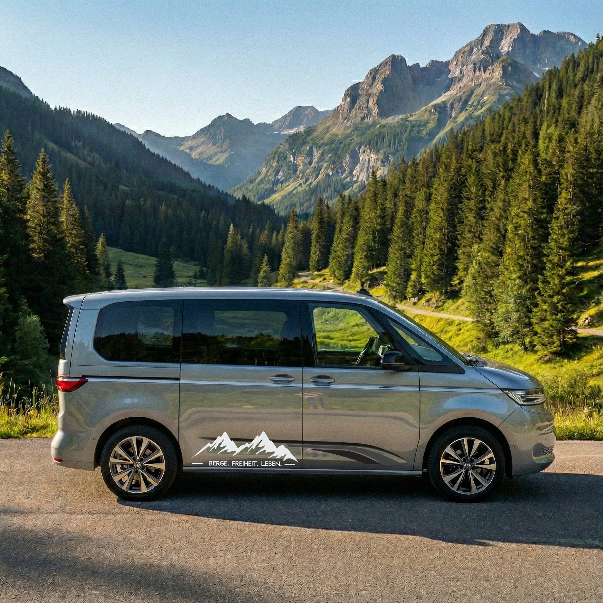 VW T7 Multivan Camper Aufkleber „Berge. Freiheit. Leben.“ – Seitenstreifen Vanlife Auto Sticker personalisiert