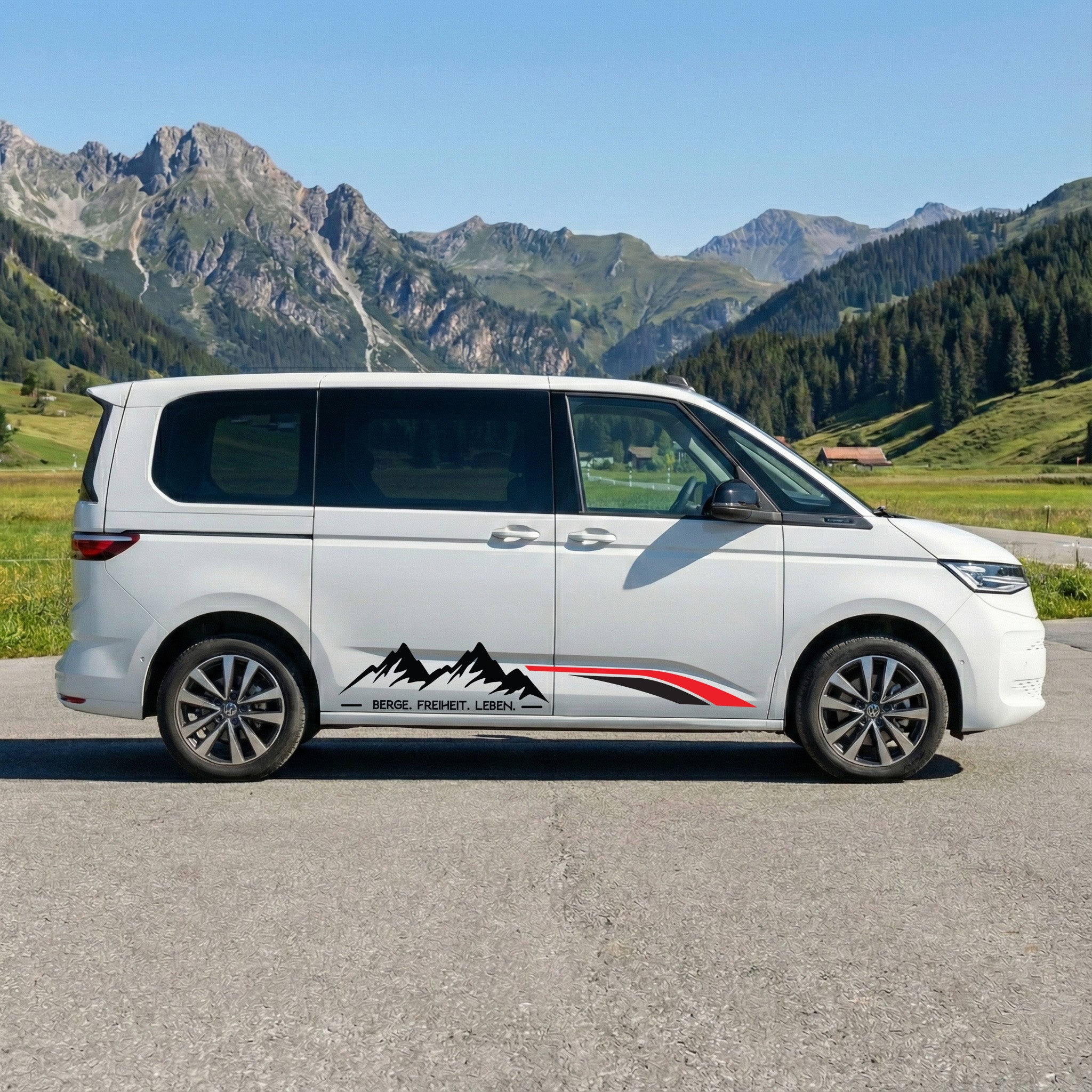 VW T7 Multivan Camper Aufkleber „Berge. Freiheit. Leben.“ – Seitenstreifen Vanlife Auto Sticker personalisiert