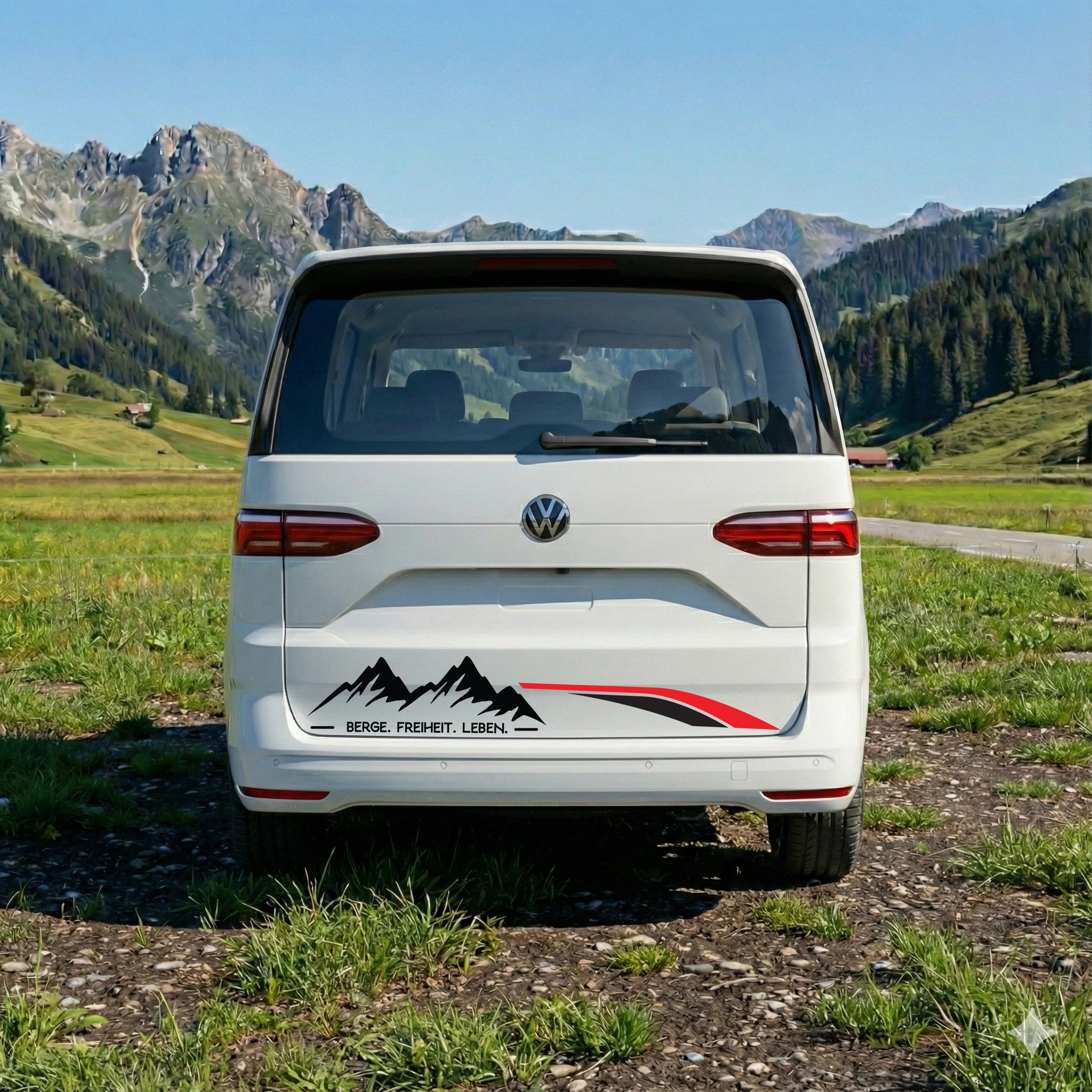 VW T7 Multivan Camper Aufkleber „Berge. Freiheit. Leben.“ – Seitenstreifen Vanlife Auto Sticker personalisiert