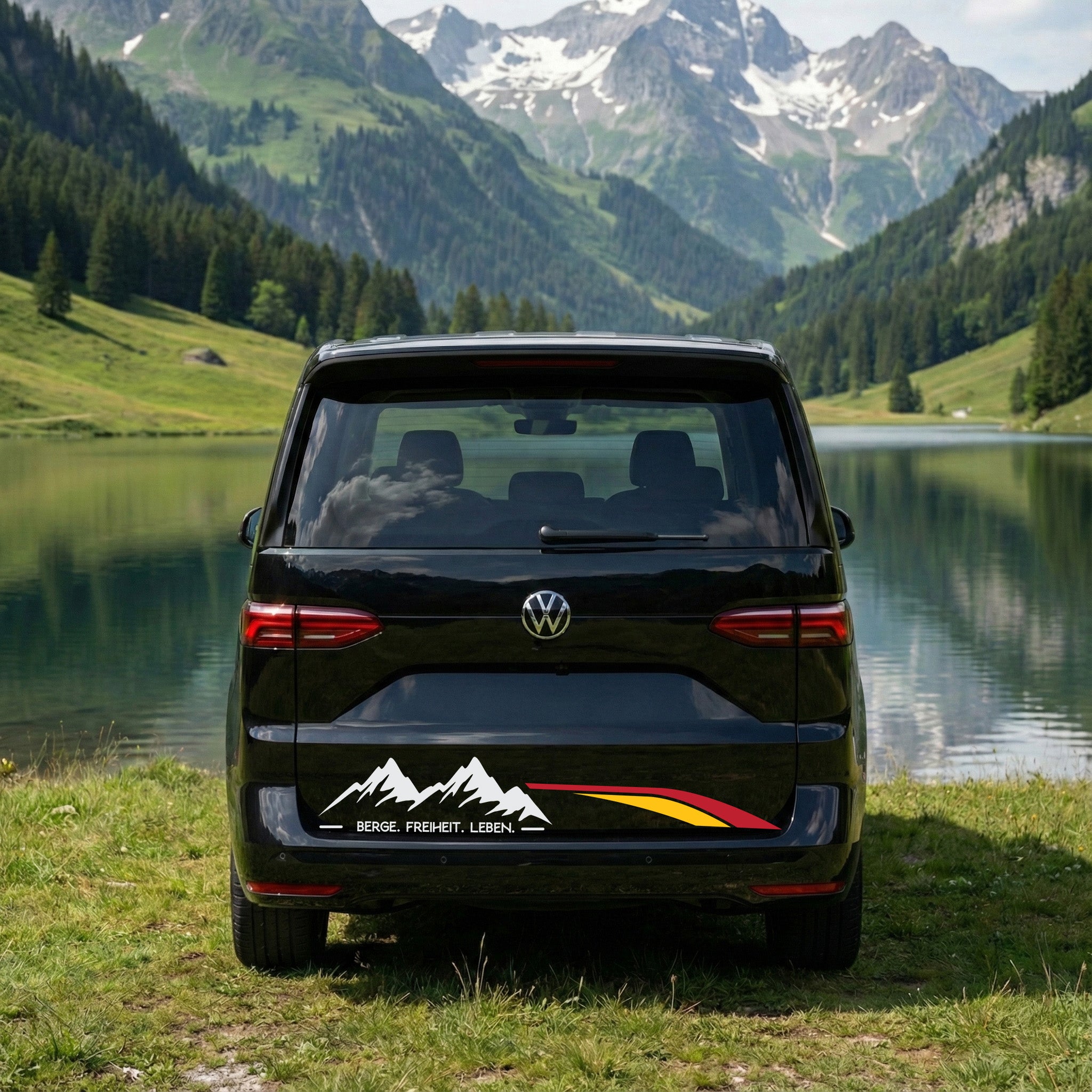 VW T7 Multivan Camper Aufkleber „Berge. Freiheit. Leben.“ – Seitenstreifen Vanlife Auto Sticker personalisiert