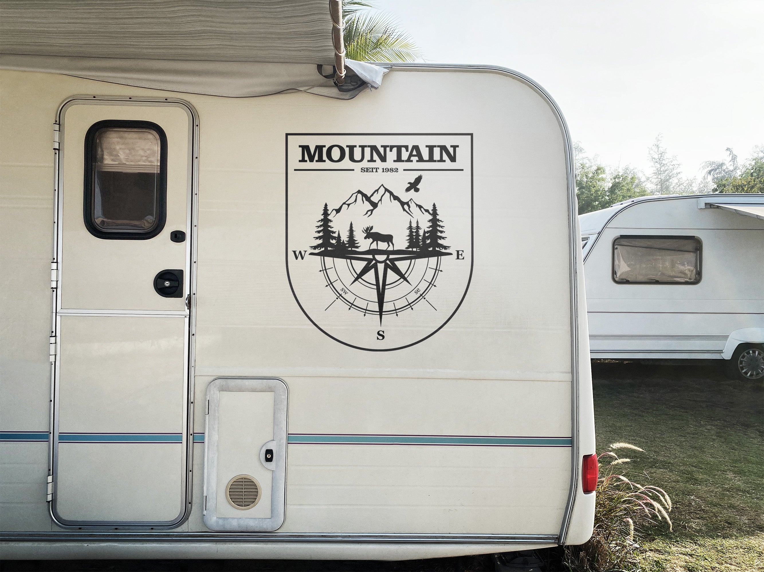 Vanlife Autoaufkleber Mountain Kompass & Hirsch – Personalisiert
