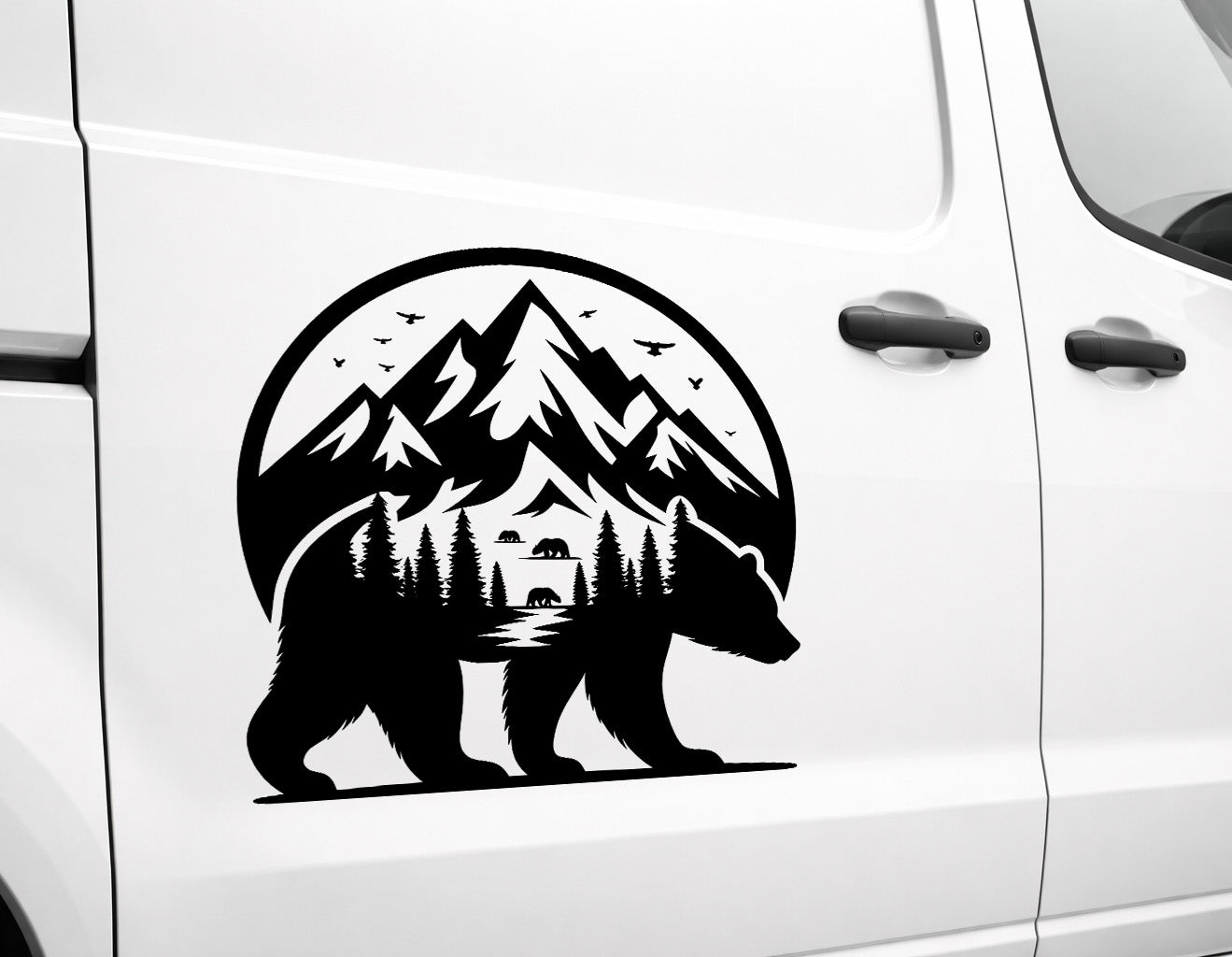 Autoaufkleber Bär mit Bergmotiv – Fahrzeugfolie für Camper, Van & SUV (Links / Rechts)