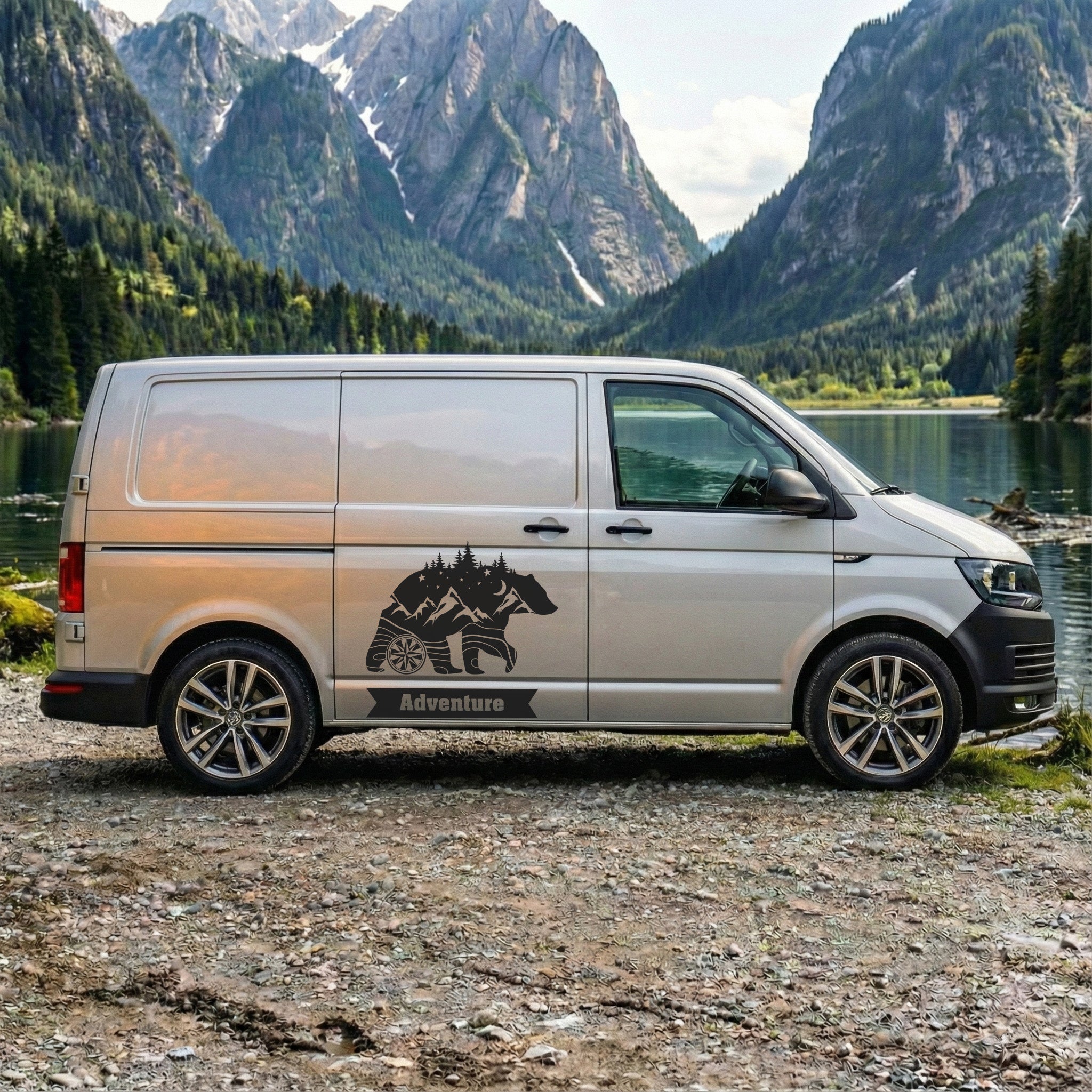 Outdoor Autoaufkleber mit Bär-, Berg- und Waldmotiv inklusive personalisierbarem Bannertext – ideal für Camper, Vans und Wohnmobile.
