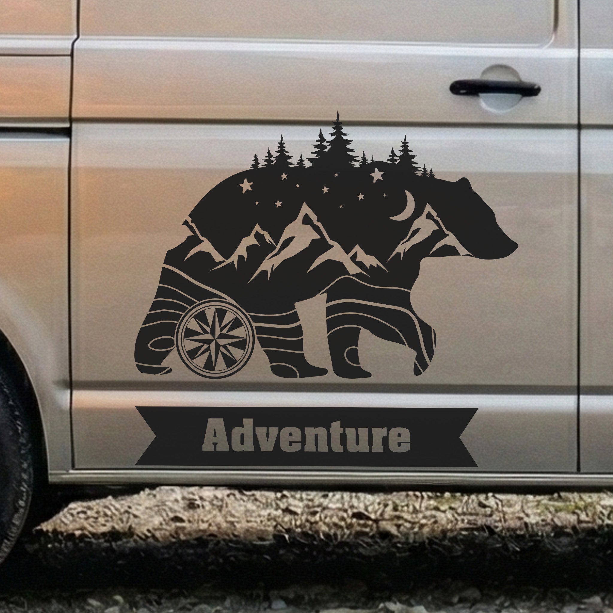 Outdoor Autoaufkleber mit Bär-, Berg- und Waldmotiv inklusive personalisierbarem Bannertext – ideal für Camper, Vans und Wohnmobile.