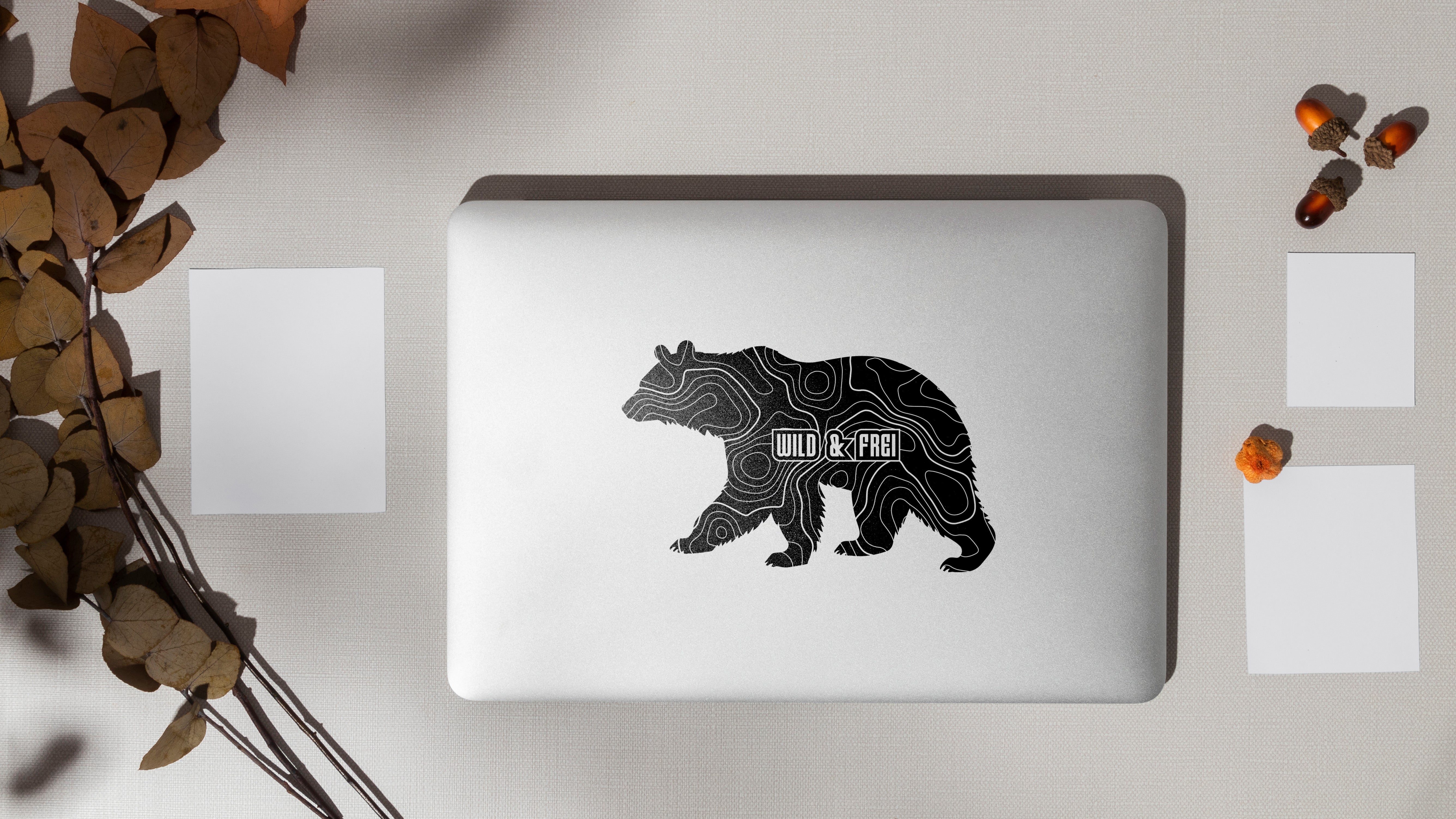 Wild & Frei Bär Autoaufkleber – Vanlife Camper Sticker mit topografischem Design – Outdoor Vinyl